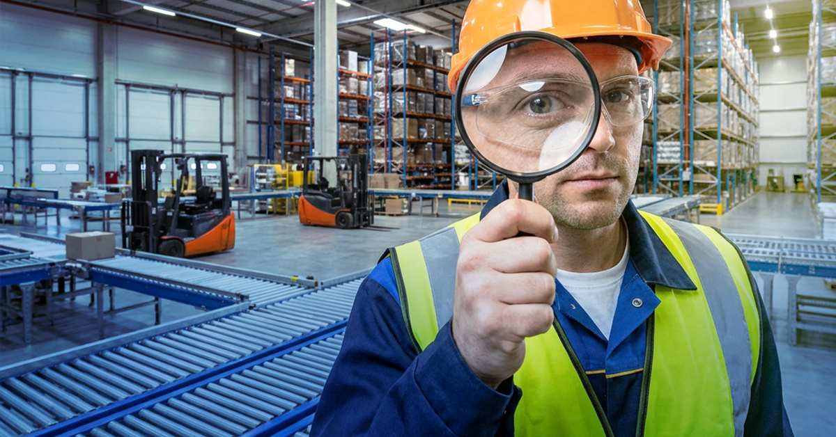 Técnico realizando inspeção em sistema de intralogística com esteiras transportadoras em centro de distribuição industrial, representando manutenção e projetos intralogísticos no início do ano.